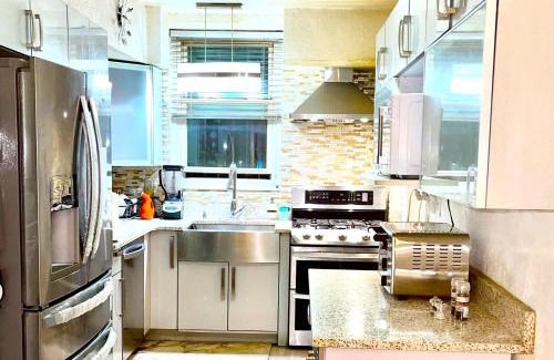 Queens House | LGA airport 3 mins, 3 BR Duplex House, Parking and private backyard, 9mins subway!