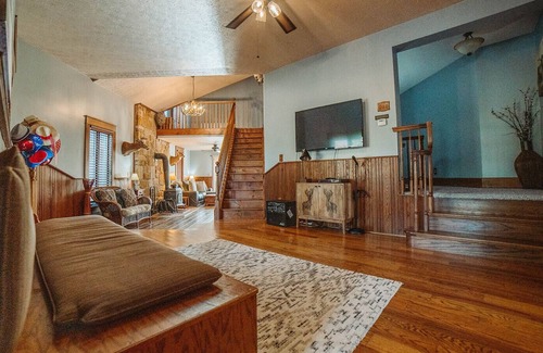 New Plymouth Cabin | "Liberty Lodge" - Sleeps 28 near the park with huge Game Room, Pool, Hot tub etc