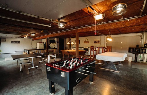 New Plymouth Cabin | "Liberty Lodge" - Sleeps 28 near the park with huge Game Room, Pool, Hot tub etc