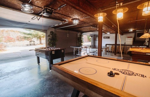New Plymouth Cabin | "Liberty Lodge" - Sleeps 28 near the park with huge Game Room, Pool, Hot tub etc