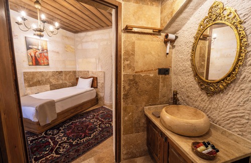 Ortahisar Hotel | Library Cave Hotel