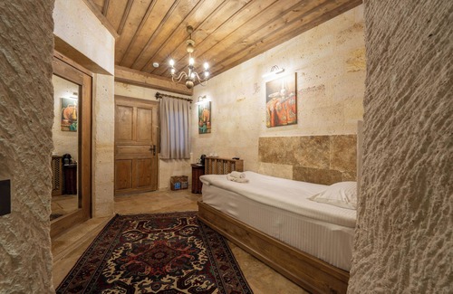 Ortahisar Hotel | Library Cave Hotel