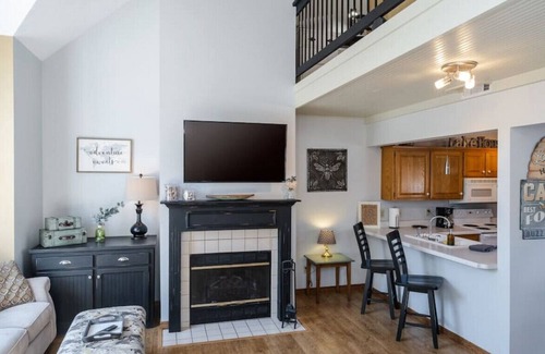 Holiday Island House | Life's A Breeze~Lakefront Condo~Indoor Fireplace