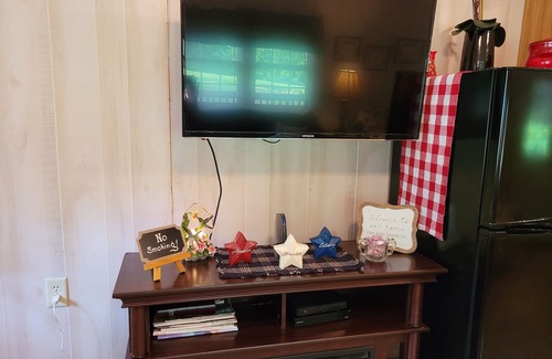 Buncombe Cabin | Lifetime memories, WIFI, Hot tub, Fire Pit, Gas Grill, High Chair, Bird Watching