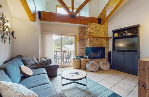 Red River Apartment | Lift West #215