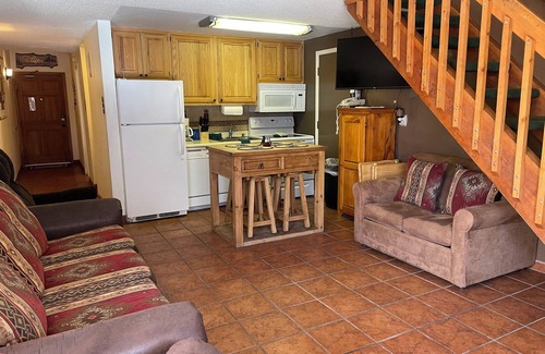 Red River Apartment | Lifts West 208 with Wifi