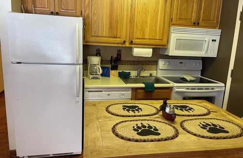 Red River Apartment | Lifts West 208 with Wifi