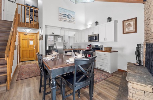 Red River Condo | "Lifts West Condo 212" In town-near Platinum chair lift-Wifi-2 level