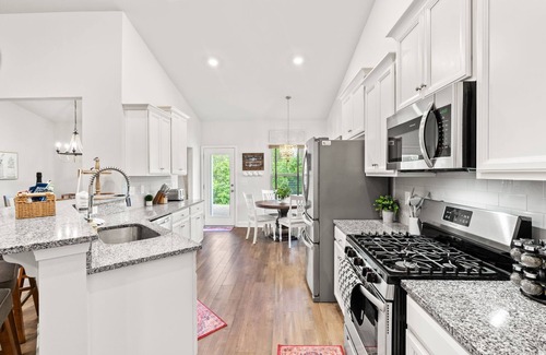 Red Hill House | Light & Bright 3BR w/Backyard on Golf Course