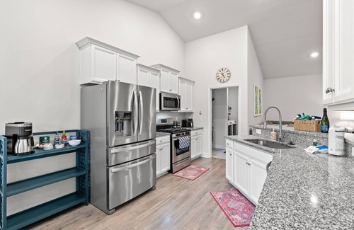 Red Hill House | Light & Bright 3BR w/Backyard on Golf Course