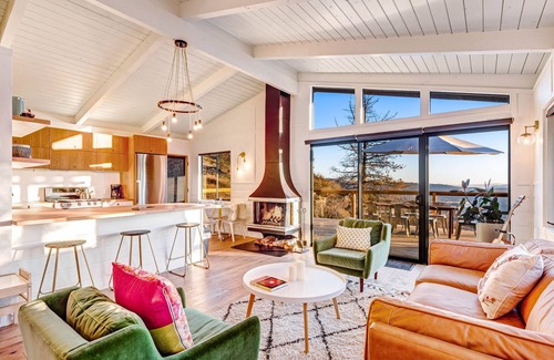 Idyllwild House | Light & bright cabin with large deck, private hot tub & gorgeous views
