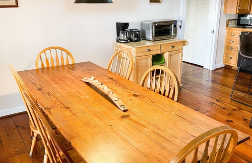 Hood Cabin | Light-filled cabin- 2 bed 2bath- beautiful hot tub for stargazing. SNP-hiking!