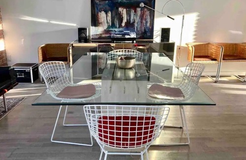 Pittsburgh House | Light Filled Designer Stay – Minutes to Stadiums, Spa Bath, Covered Parking