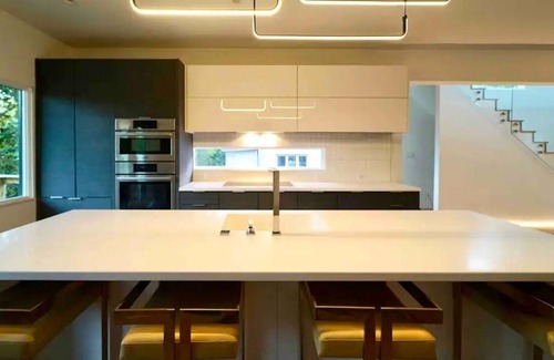 Pittsburgh House | Light Filled Designer Stay – Minutes to Stadiums, Spa Bath, Covered Parking