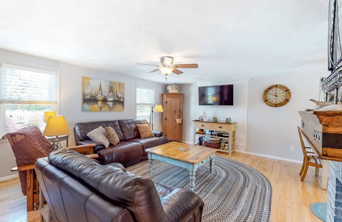 Harwich Port House | Light-filled home with fast WiFi, central AC, W/D & pool table - near beach