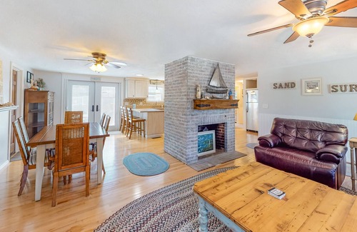 Harwich Port House | Light-filled home with fast WiFi, central AC, W/D & pool table - near beach