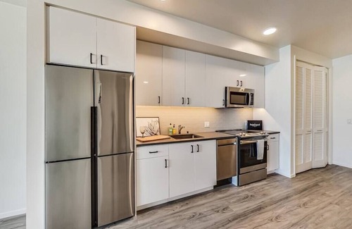 Clawson Apartment | Light-Filled Open One-Bedroom in West Oakland