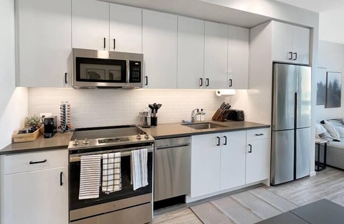 Clawson Apartment | Light-Filled Open One-Bedroom in West Oakland