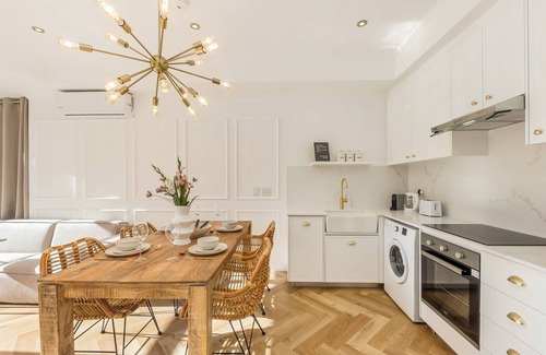 Three Anchor Bay Apartment | Light-Filled Sea Point Apt | Pool and Coastal Stay