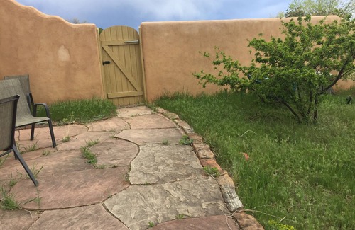 Eldorado at Santa Fe House | Light-Filled Spacious Home with Cat. Sleeps 4 adults + kids. Beautiful nature.
