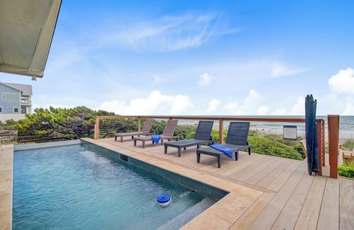 Folly Beach House | Lighthouse by AvantStay | Beachfront View Home w/Pool Table & Ping Pong