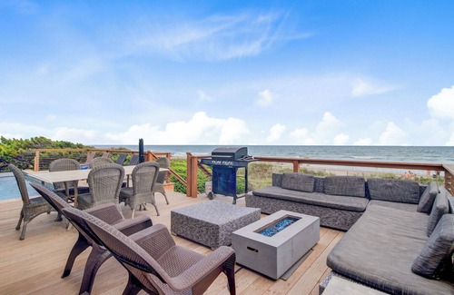 Folly Beach House | Lighthouse by AvantStay | Beachfront View Home w/Pool Table & Ping Pong