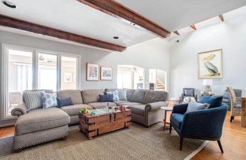 Folly Beach House | Lighthouse by AvantStay Beachfront View Home w Pool Table Ping Pong