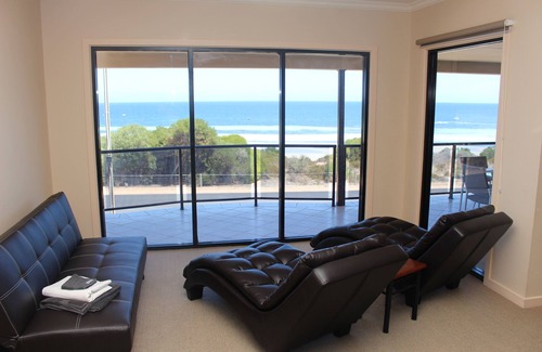 Port Hughes House | Lighthouse Port Hughes - Pet Friendly Beachfront Accommodation