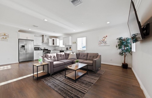 View Park-Windsor Hills House | Lightning Wi-Fi+Memory Foam Beds-WFH & Relax in LA