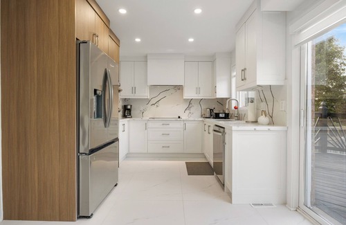 Aurora House | Like-New Home, 4+1 BR, 2.5 Bath, Parking & WIFI