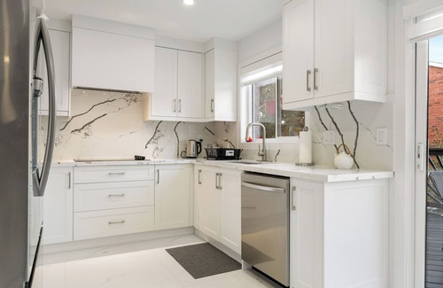 Aurora House | Like-New Home, 4+1 BR, 2.5 Bath, Parking & WIFI