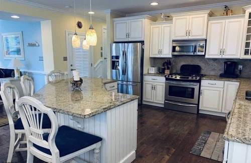 North End Condo | Like New Luxurious North End Cottage Beach Block