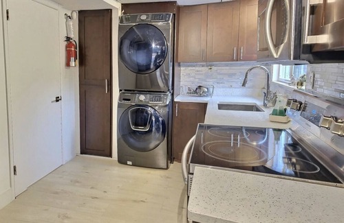 District of North Vancouver Apartment | Like new Suite with full kitchen and private bath