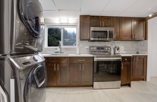 District of North Vancouver Apartment | Like new Suite with full kitchen and private bath