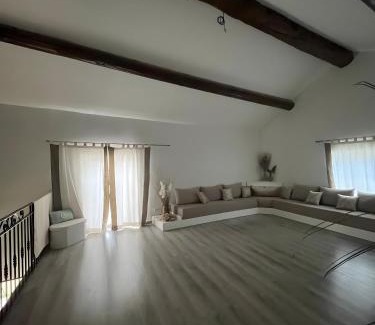 Camaret-sur-Aigues Villa | Lila Mas