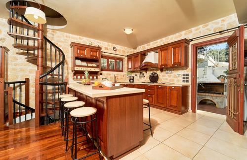 Akrotiri Villa | Lilas Luxury Villa, is a stone manor with its own private pool .