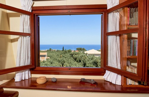 Akrotiri Villa | Lilas Luxury Villa, is a stone manor with its own private pool .