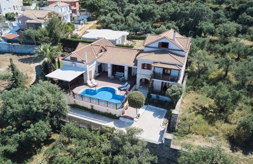 Akrotiri Villa | Lilas Luxury Villa, is a stone manor with its own private pool .