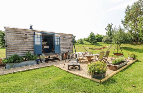 Redmile Cottage | LILLIE'S SHEPHERDS HUT AT SHEPHERDS LODGE RETREAT AND WELLNESS in Redmile