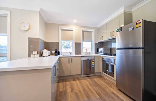 Dubbo Apartment | Lilly Pilly Lodge - Close to Zoo, 3 Mins to CBD