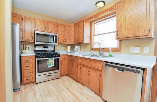 Glendale House | Lily House - 4 BR 2 Bath - Just 4 miles from Mayo Clinic/St. Mary's