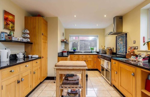 Poole House | Lime Tree House - Short Drive to Sandbanks Beach