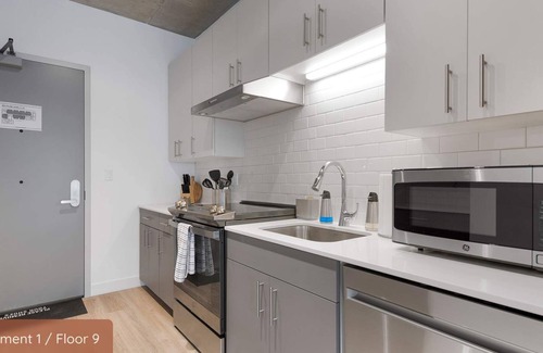 River North Apartment | Lincoln Park 8BR: Prime Spot, Easy City Access