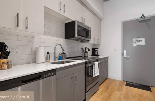 River North Apartment | Lincoln Park 8BR: Prime Spot, Easy City Access
