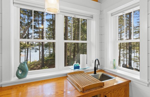 Saint George Cabin | Lindquist Cottage | Waterfront Studio with King Bed, Deck & Shoreline Access