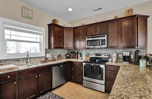 Scotch Bonnet Soundside House | Linens included - Amazing Views, Steps to Beach, Elevator and Fenced Yard