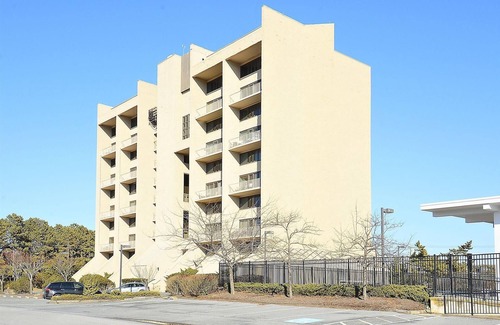 Rehoboth Beach Condo | LINENS INCLUDED!*. Lovely 2 Bedroom, 2 bath condo with soft beachy colors.