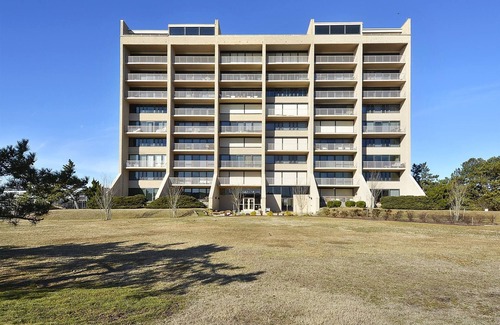 Rehoboth Beach Condo | LINENS INCLUDED!*. Lovely 2 Bedroom, 2 bath condo with soft beachy colors.