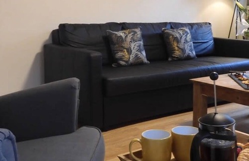 Hoole Apartment | Lion House Chester - Very Near Zoo Ideal for Families