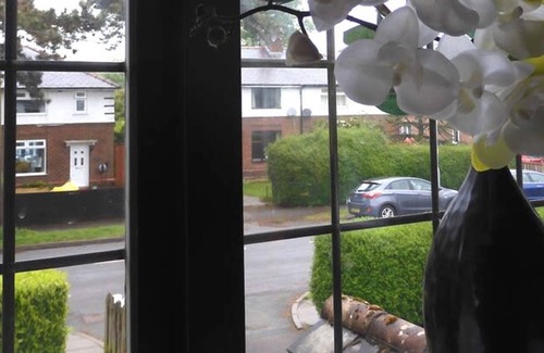 Hoole Apartment | Lion House Chester - Very Near Zoo Ideal for Families